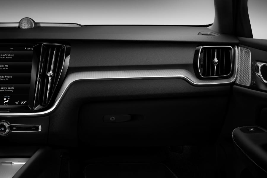 Детали интерьера Volvo S60 T6 R-Design 2018 года  (WW) (фото 29 из 63)